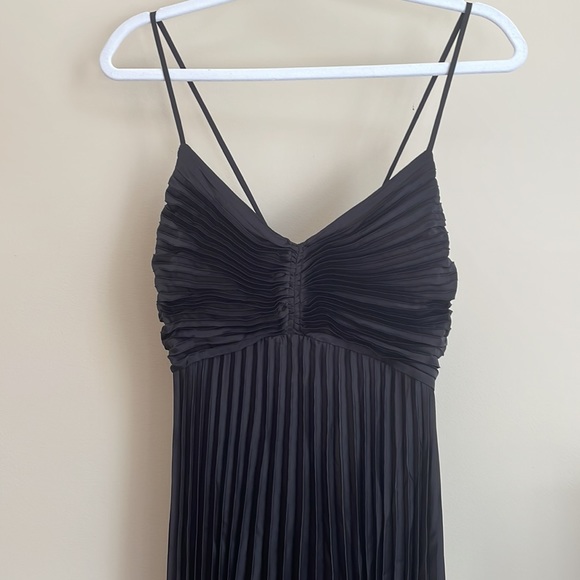 Banana republic pleaded dress. - Picture 2 of 9